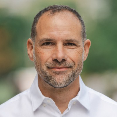 Headshot of Eli Singer, CEO of Offline.now